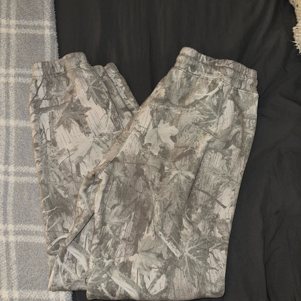 Hollister Men's Camo Joggers - Picture 3 of 4